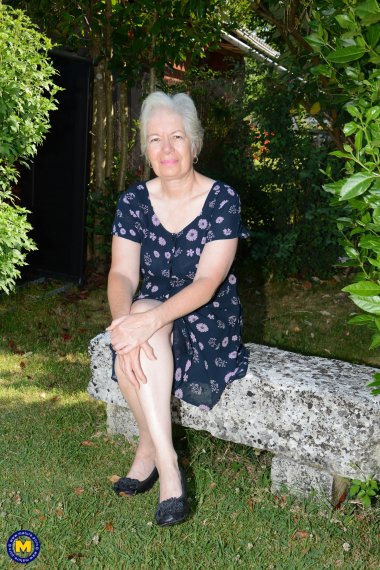 Horny British mature lady playing in the garden