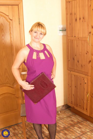 Naughty housewife shoving all kinds of stuff up her pussy