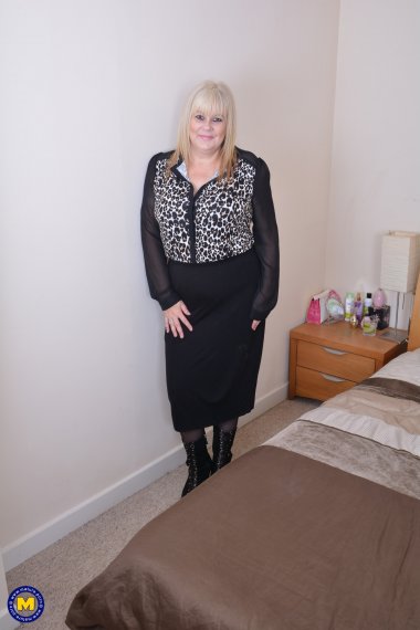 Chubby British housewife playing with herself