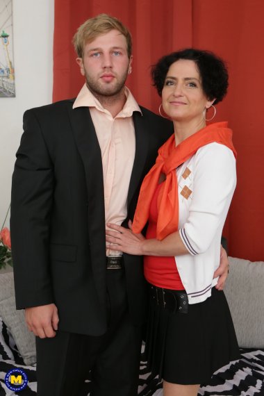 Horny housewife fooling around with musculated younger lover