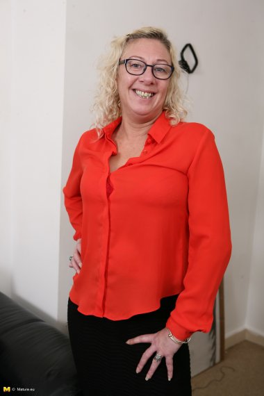 Horny British mature lady playing with her wet pussy