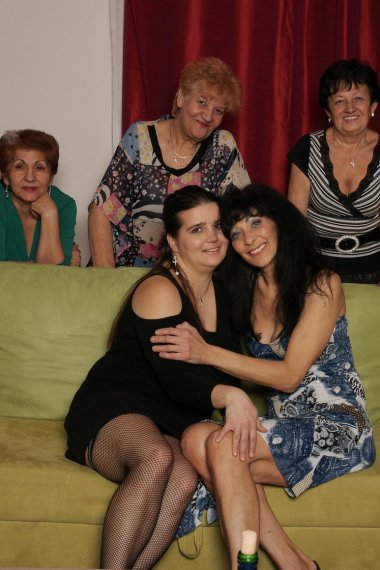 Old and young lesbians give away a special show