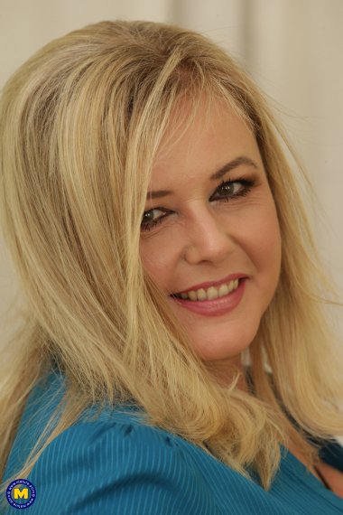 Naughty curvy housewife playing with herself