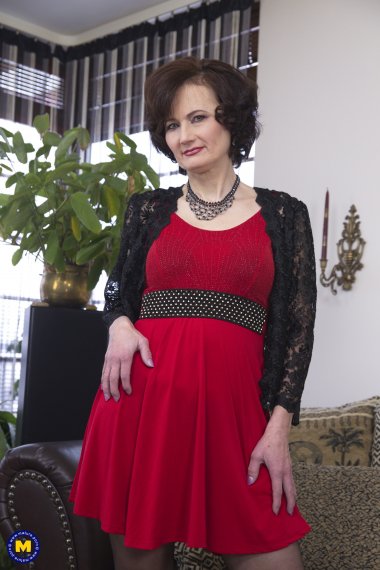 Horny mature lady playing with her wet pussy