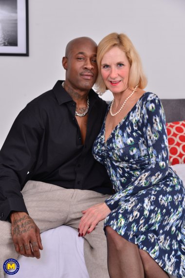 Horny mature Molly Maracas goes interracial