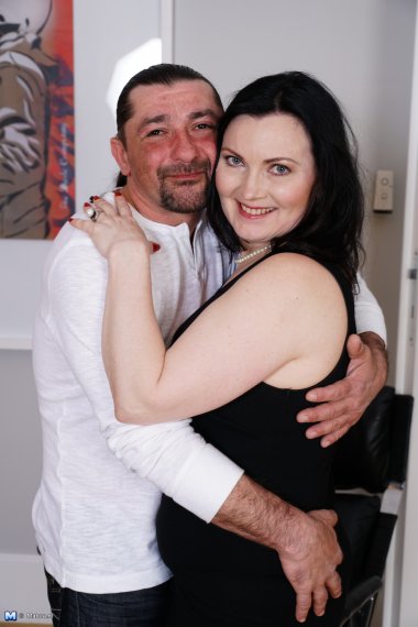 Curvy housewife foolibg around with her lover