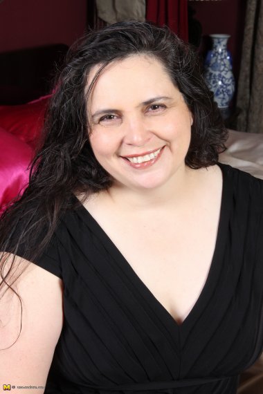 Chubby American housewife getting very naughty