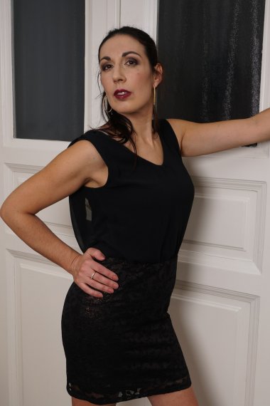 This Italian housewife gets a good fuck in bed