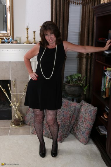 Mature housewive gets very wet