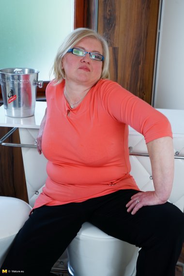 Chubby housewife getting wet on her bed