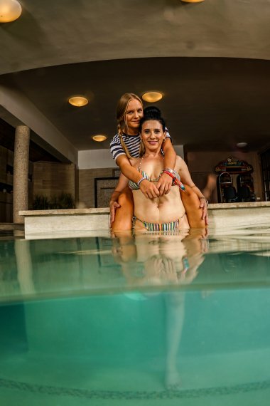 Two old and young lesbians lick eachother at the swimming pool