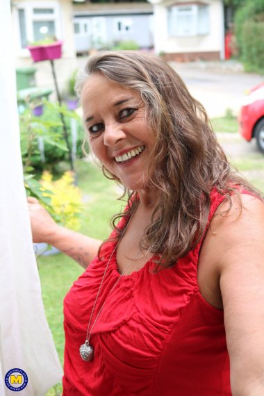 This older lady loves to play with her wet pussy