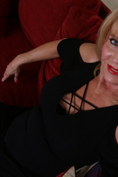 Horny American mature lady Rae getting wet and wild