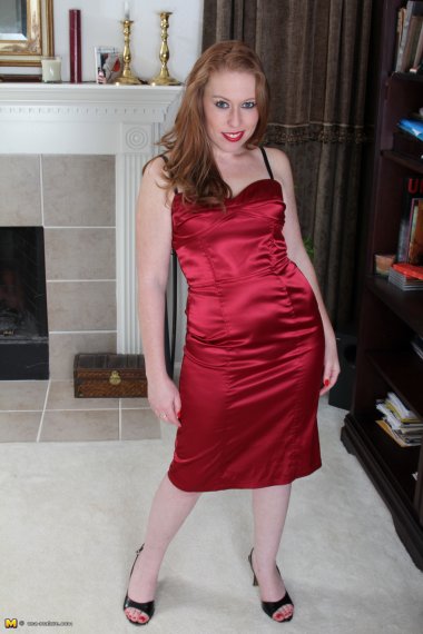 Very hot American housewife fooling around