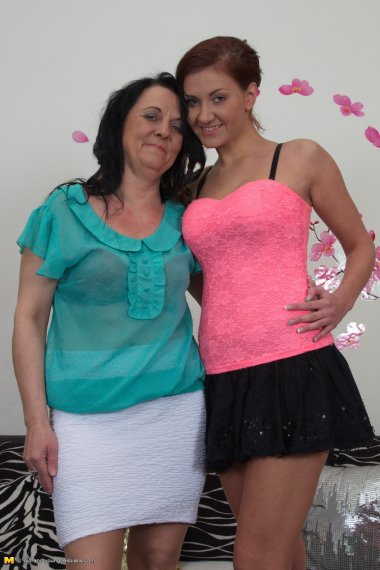 Hot babe playing around with a naughty older lesbian