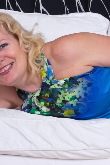 Horny mature slut doing two guys at once