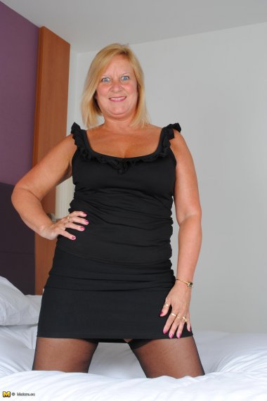 This BBW loves to play with her wet pussy